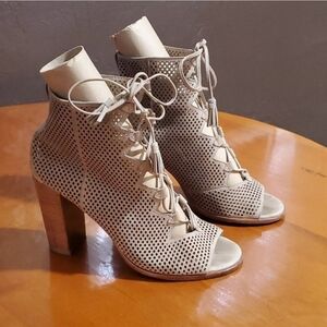 FRYE Gabby Ghille Peep-Toe Lace Up Perforated Chunky Heel Style Shoes Size 8.5